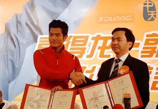 神坛的4个国产运动鞋看谁还在跟风？qy千亿球友会曾被吹上天如今却跌落(图16)