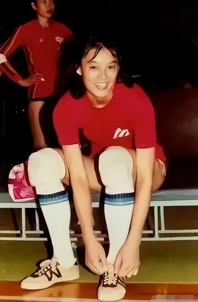 神坛的4个国产运动鞋看谁还在跟风？qy千亿球友会曾被吹上天如今却跌落(图17)