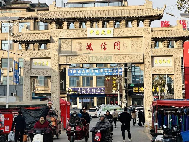 鹜的代购和满大街的“打假”标语｜封面头条千亿国际网站河南桑坡村的AB面：趋之若(图1)