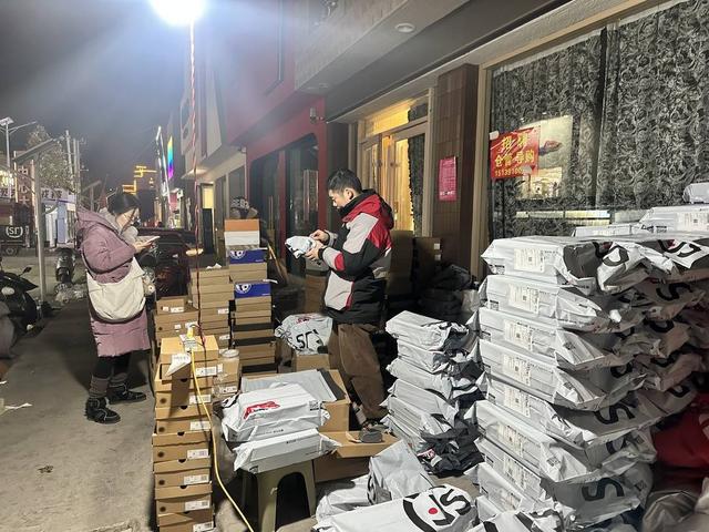 鹜的代购和满大街的“打假”标语｜封面头条千亿国际网站河南桑坡村的AB面：趋之若(图4)