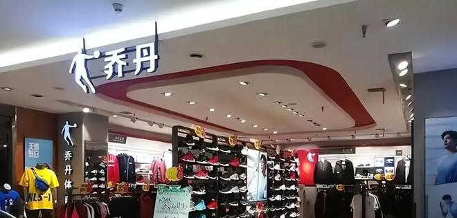 笑柄的4个国产运动鞋看谁还在乱跟风？千亿球友会网站曾红极一时如今却沦为(图2)