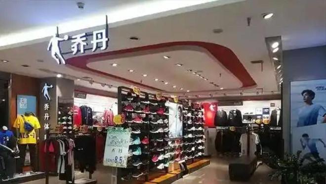 笑柄的4个国产运动鞋看谁还在乱跟风？千亿球友会网站曾红极一时如今却沦为(图4)